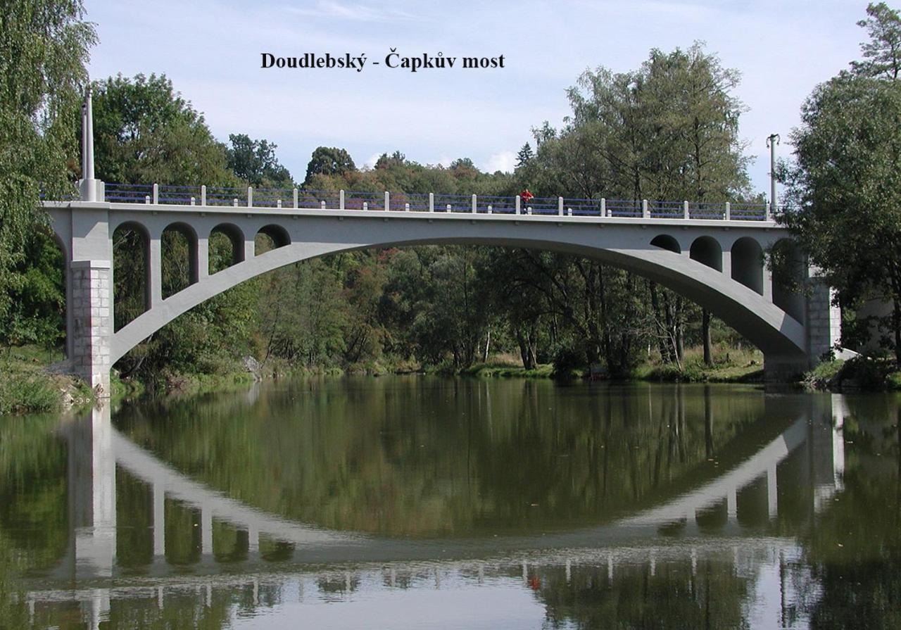 ホテル クロル Doudleby エクステリア 写真